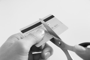 解約済みのクレジットカードにはハサミを入れよう